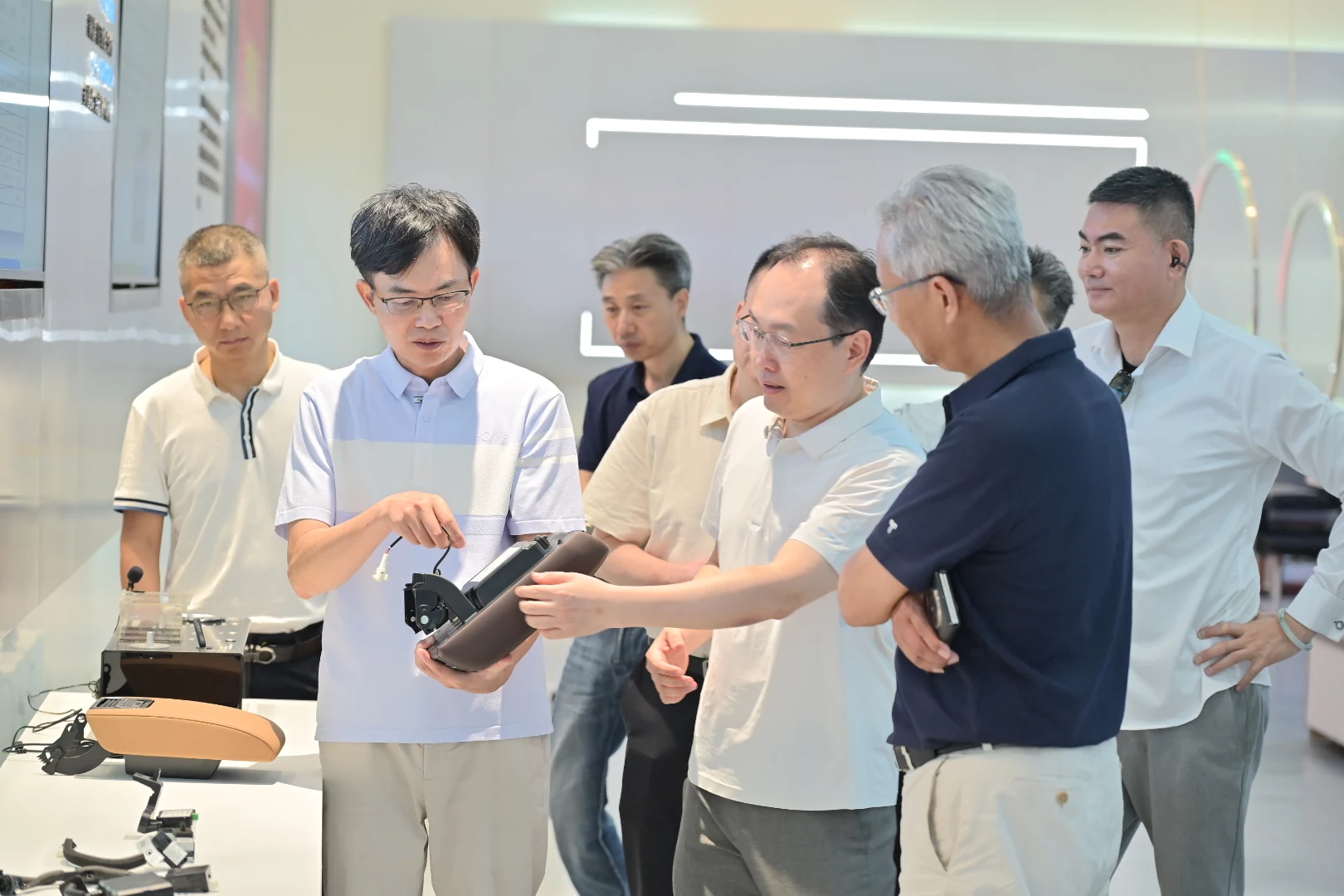 美时美克团队向来访嘉宾展示产品
