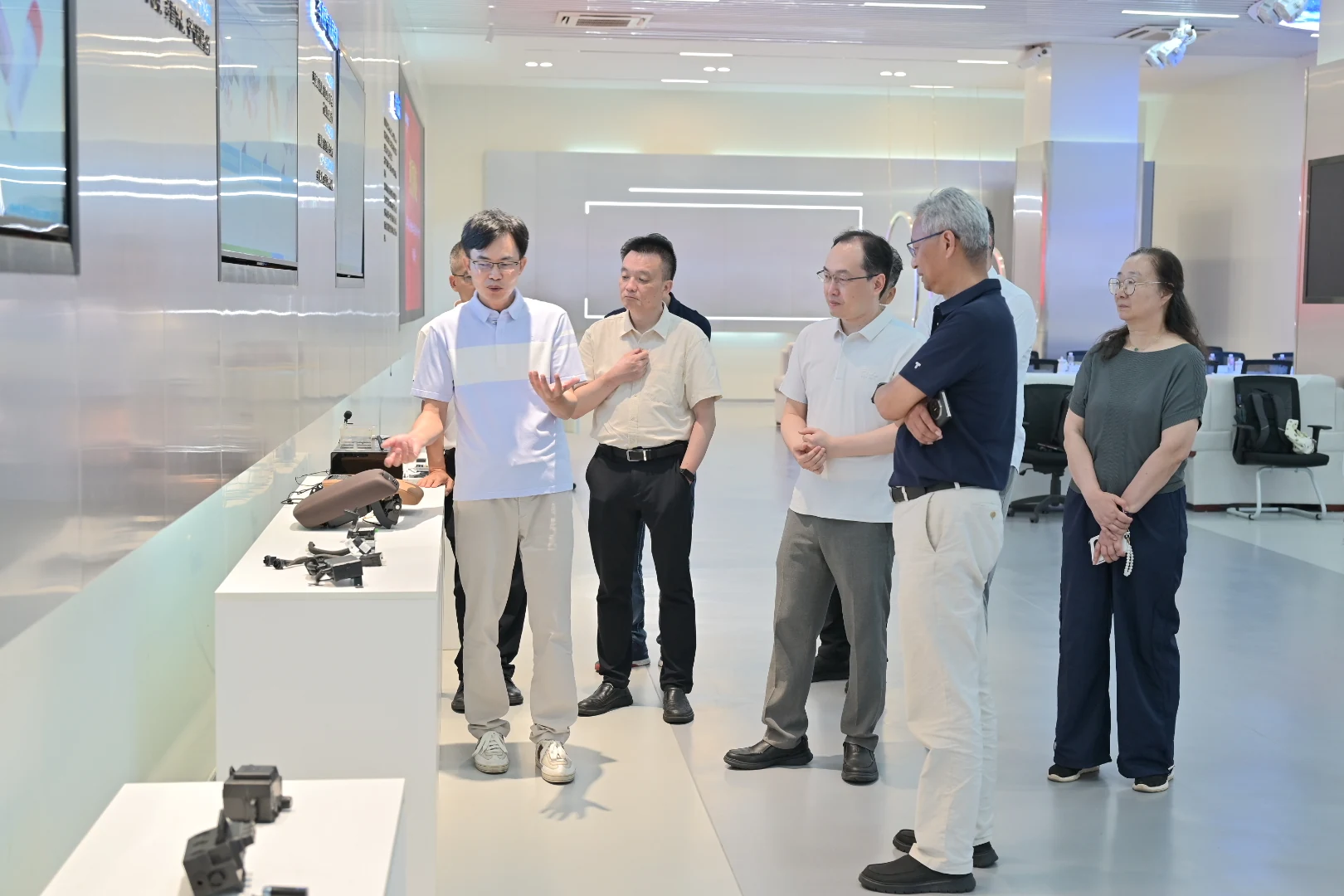 来访嘉宾参观美时美克产品展厅