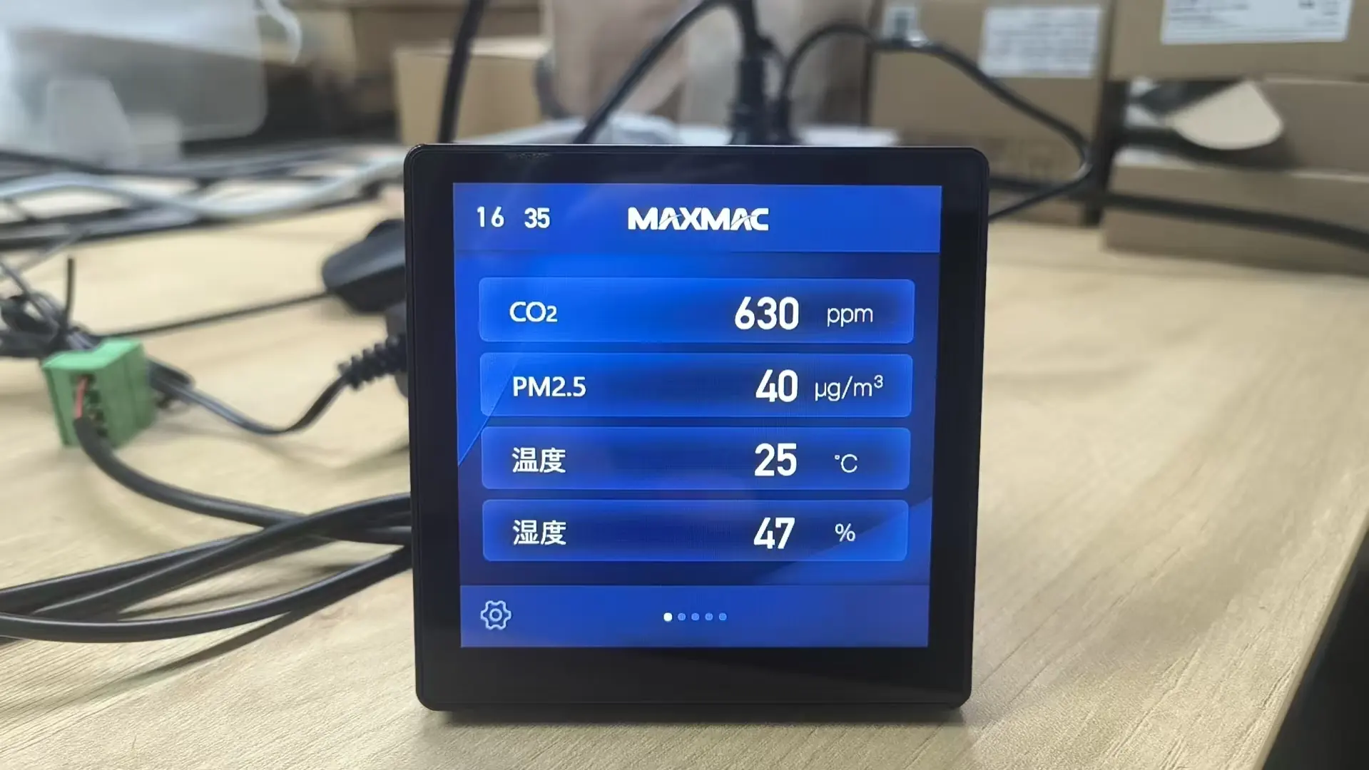 使用 CO2 传感器模块数据管理暖通及室内通风的 MAXMAC 控制器